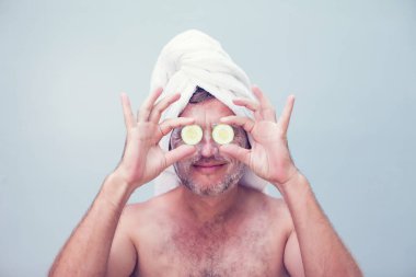 Yüzünde nemlendirici olan genç bir adam.