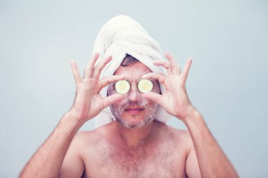 Yüzünde nemlendirici olan genç bir adam.