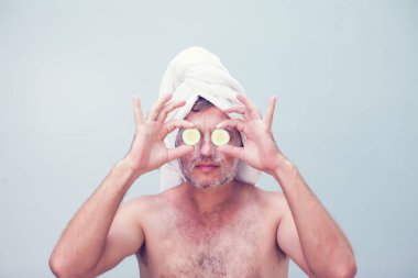 Yüzünde nemlendirici olan genç bir adam.