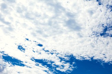 Bulutlu mavi gökyüzü. Açılış günü ve iyi hava