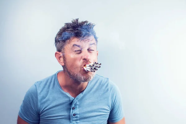 Jeune Homme Avec Beaucoup Cigarettes Dans Bouche Photo De Stock