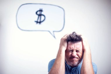 Kafasında dolar işareti olan genç bir adamın portresi.