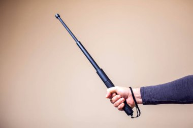 Tonfa sakallı kızgın adam. İnsanlar ve duygular