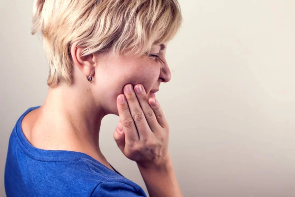 Γυναίκα Νιώθει Έντονο Πόνο Στα Δόντια Άνθρωποι Υγειονομική Περίθαλψη Και — Φωτογραφία Αρχείου