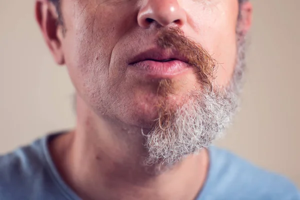 Retrato Hombre Con Media Barba Pelo Sobre Fondo Marrón — Foto de Stock