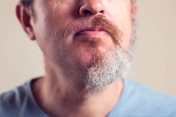 Retrato Hombre Con Media Barba Pelo Sobre Fondo Marrón — Foto de Stock