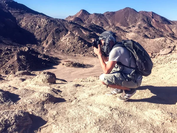 Uomo Che Scatta Foto Nel Deserto Concetto Viaggio Hobby — Foto Stock