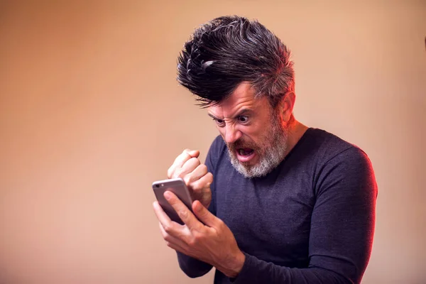 Wütender Mann Mit Bart Und Irokesenschnitt Telefon Menschen Emotionen — Stockfoto