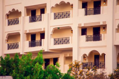 Modern bir bina. Sokaktan manzarayı kapat.