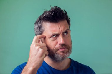 İnsanlar ve duygular. Sakallı bir adam bir şey düşünüyor.