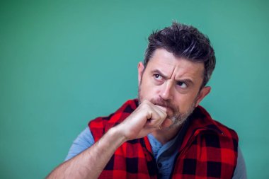 İnsanlar ve duygular. Sakallı bir adamın bir şeyler düşünen portresi.