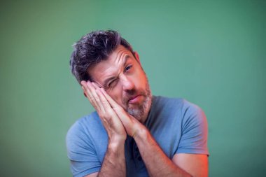 İnsanlar ve duygular. Uyurken sakallı bir adamın portresi.