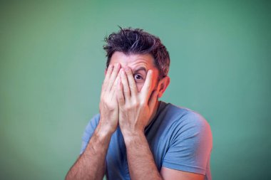 İnsanlar ve duygular. Sakallı bir adamın bir şeyden korkan portresi.