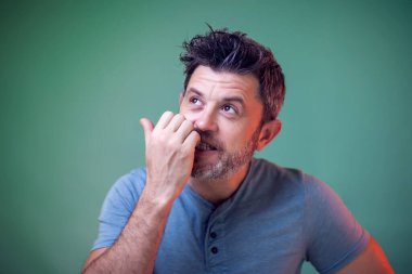 İnsanlar ve duygular. Tırnak yiyen sinirli bir adamın portresi.