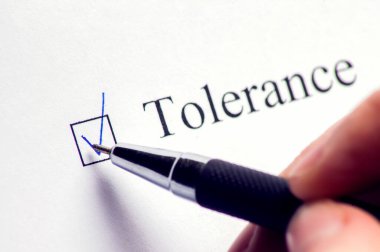 Hoşgörü - beyaz kağıt üzerinde haç ve kalemle işaretlenmiş bir kutu. Kontrol et