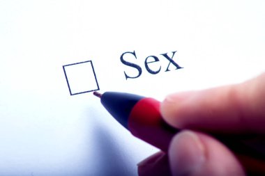 Seks - beyaz kağıdın üzerinde haç olan kontrol kutusu. Kontrol listesi konsepti.