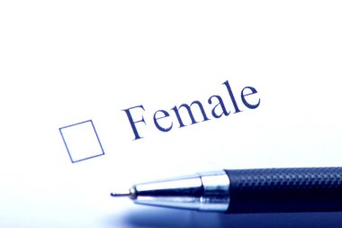 Kadın - beyaz kağıt üzerinde haç ve kalemle işaretlenmiş bir kutu. Checklis