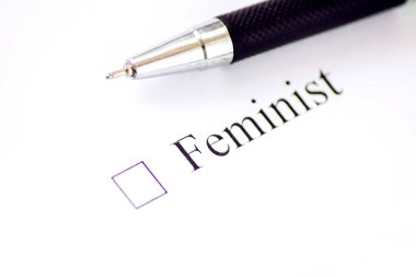 Feminist, üzerinde haç olan beyaz bir kutu. Kontrol listesi konsepti.