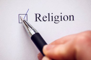 Beyaz kağıtta Din yazan bir kontrol listesi. İşaretleme kutusu konsepti.