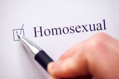Beyaz kağıt üzerinde beyaz kalemle homoseksüel kelimesiyle kontrol listesi. İşaretleme kutusu konsepti.