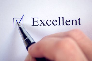 Üzerinde beyaz kalemle Exellent yazan bir kontrol listesi. İşaretleme kutusu konsepti.