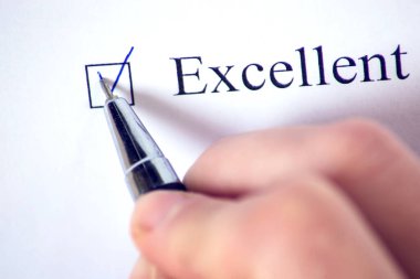 Üzerinde beyaz kalemle Exellent yazan bir kontrol listesi. İşaretleme kutusu konsepti.