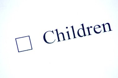 Üzerinde beyaz kalemle çocuklar yazan bir kontrol listesi. İşaretleme kutusu konsepti.