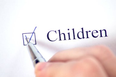 Üzerinde beyaz kalemle çocuklar yazan bir kontrol listesi. İşaretleme kutusu konsepti.