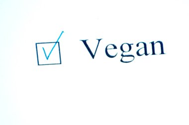 Kağıt üzerinde vegan yazan beyaz kalemli bir kontrol listesi. İşaretleme kutusu konsepti.