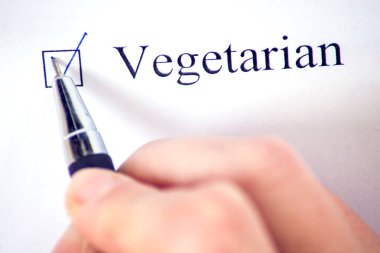 Sözcük sigortası olan kontrol listesi beyaz kalemli kağıt üzerinde. İşaretleme kutusu ve yaşam tarzı konsepti.