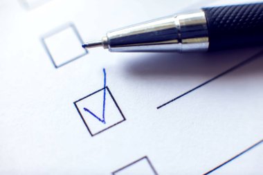 Beyaz kağıda kalem iliştirilmiş kontrol listesi. İşaretleme kutusu konsepti.