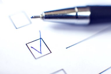 Beyaz kağıda kalem iliştirilmiş kontrol listesi. İşaretleme kutusu konsepti.