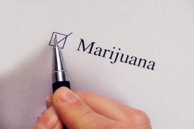 Kontrol listesi kutusu - Beyaz kağıt üzerinde marihuana kelimesi. Form kavramını kontrol et