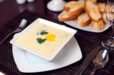 Kafedeki masada kremalı çorba ve kızarmış ekmek.