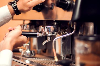 Bira makineleri doldurma ve espresso hazırlama detaylarını kapat. Kafe ayrıntıları