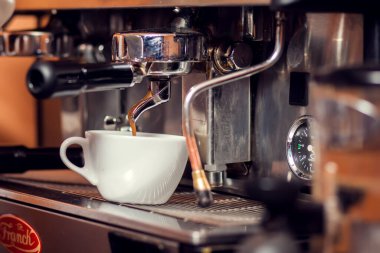 Bira makineleri doldurma ve espresso hazırlama detaylarını kapat. Kafe ayrıntıları.