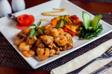 Marengo tavuğu - tavuklu karides ve sarımsak ve domatesli Fransız yemeği.