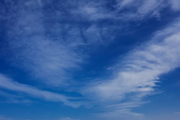 Céu Azul Profundo Com Luz Branca Nuvens Fundo — Fotografia de Stock