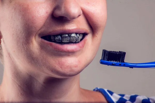 Kadın Dişlerini Kömür Diş Macunuyla Temizliyor Halk Sağlık Konsepti — Stok fotoğraf
