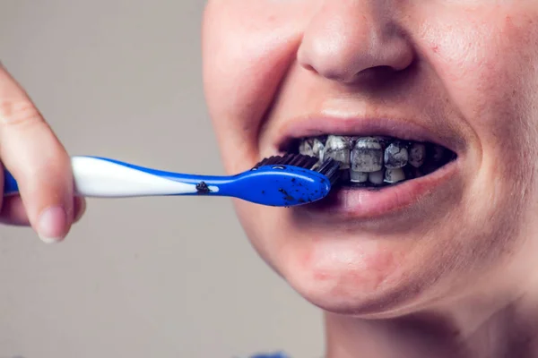 Kadın Dişlerini Kömür Diş Macunuyla Temizliyor Halk Sağlık Konsepti — Stok fotoğraf