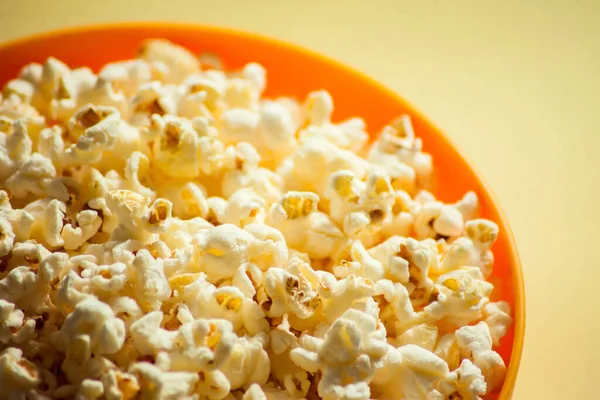 Eine Orangefarbene Schale Mit Popcorn Auf Gelbem Hintergrund Ernährungskonzept — Stockfoto