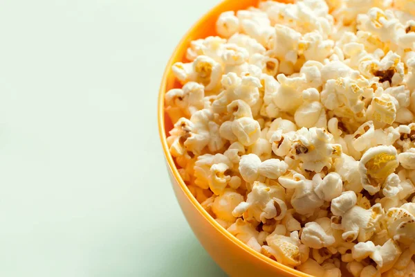 Eine Orangefarbene Schüssel Mit Popcorn Auf Grünem Hintergrund Ernährungskonzept — Stockfoto