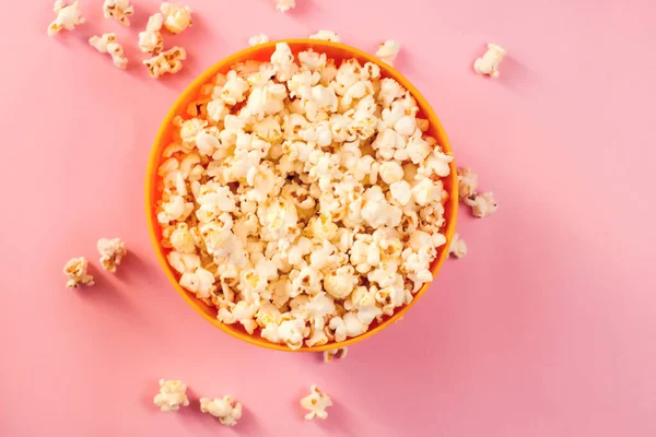 Mísa Popcornem Růžovém Pozadí Koncept Jídla Zábavy — Stock fotografie