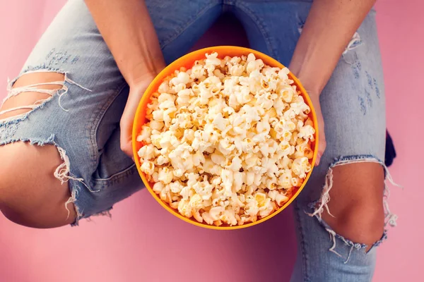 Frau Jeans Hält Schüssel Mit Popcorn Über Rosa Hintergrund Ernährungs — Stockfoto