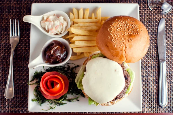 Nagy Ízletes Hamburger Sült Krumplival Egy Kávézóban Fehér Tányéron — Stock Fotó