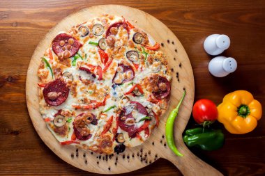 Salamlı lezzetli biberli pizza. Yemek ve kafe konsepti