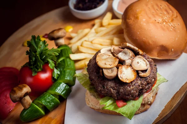 Velký Chutný Burger Houbami Hranolky — Stock fotografie