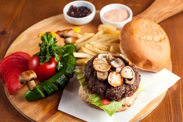 Nagy Ízletes Burger Gombával Sült Krumplival — Stock Fotó