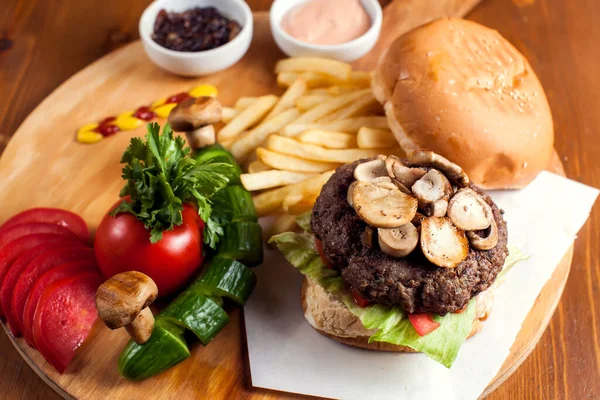 Nagy Ízletes Burger Gombával Sült Krumplival — Stock Fotó