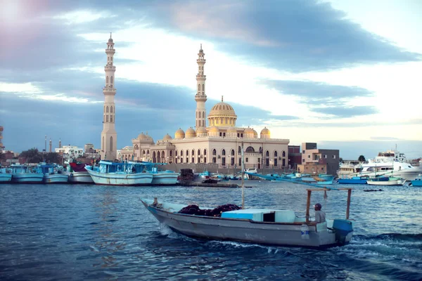 Hurghada, Mısır, Aralık 2018 - Hurghada şehrinin merkezindeki ana cami
